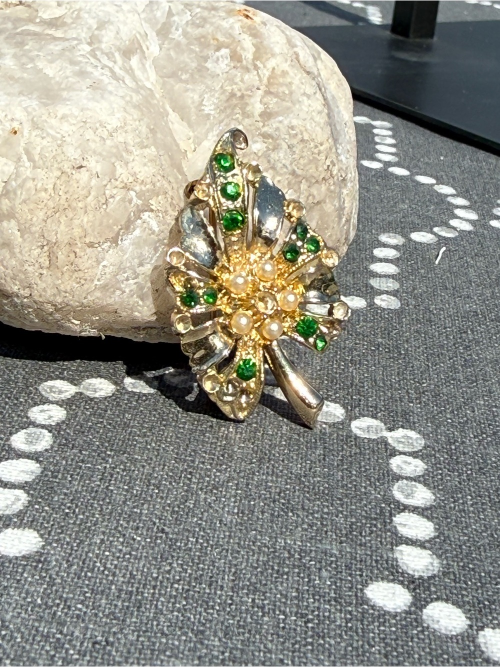 Vintage "Caro Des.",1950's MId Century Leaf Green Crystal Pearl Brooch - Picture 8 of 8